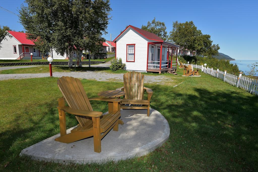 Motel Et Chalets Bo-Fleuve Evangeline Saint-Siméon Kültér fotó