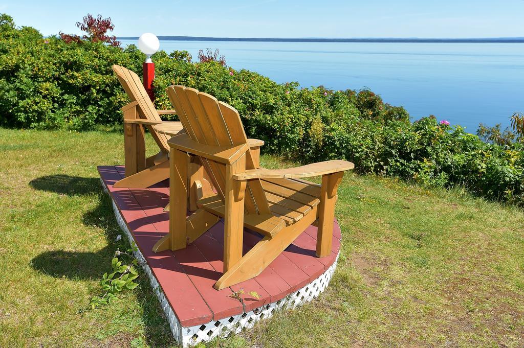 Motel Et Chalets Bo-Fleuve Evangeline Saint-Siméon Kültér fotó