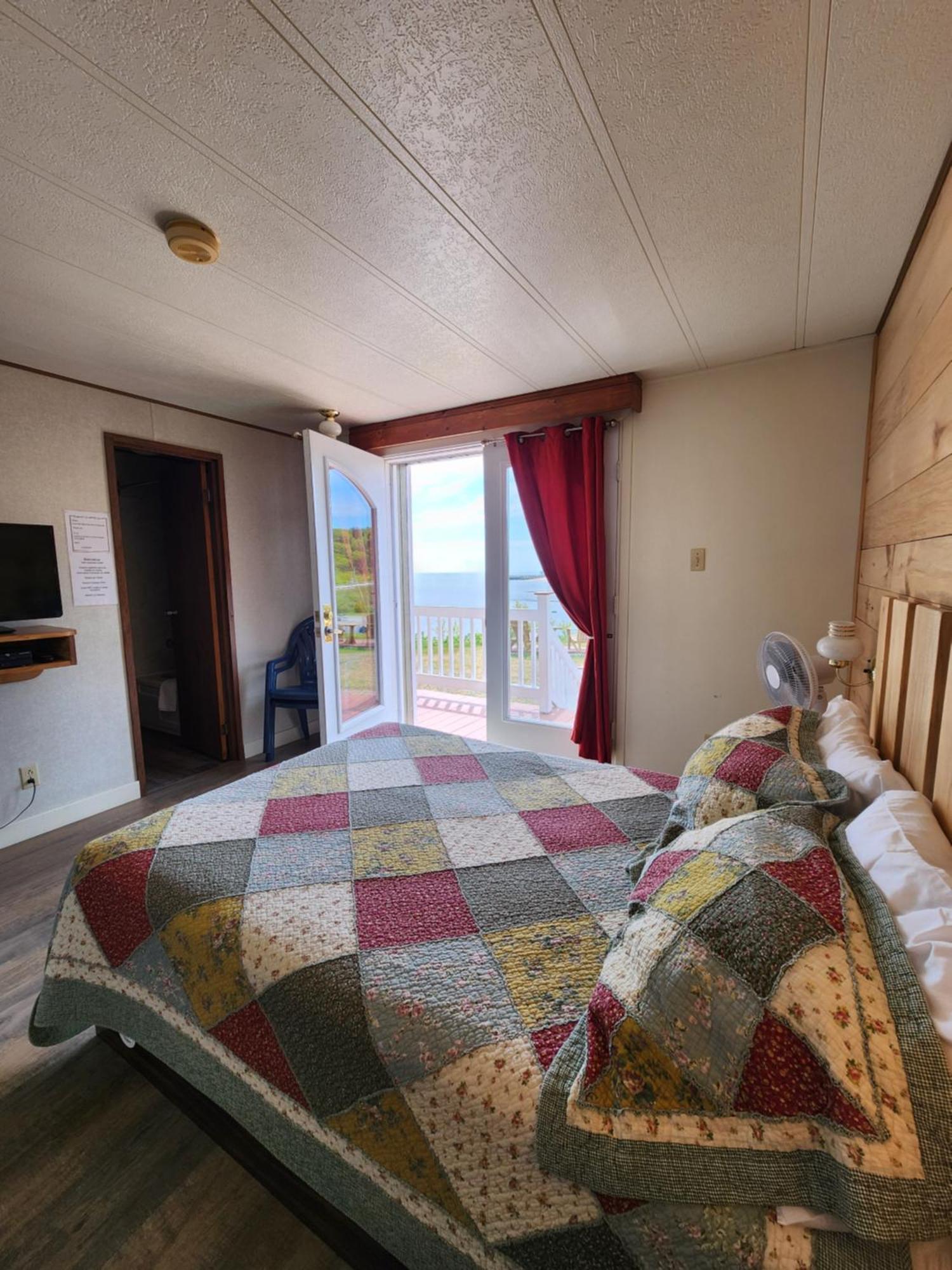 Motel Et Chalets Bo-Fleuve Evangeline Saint-Siméon Kültér fotó