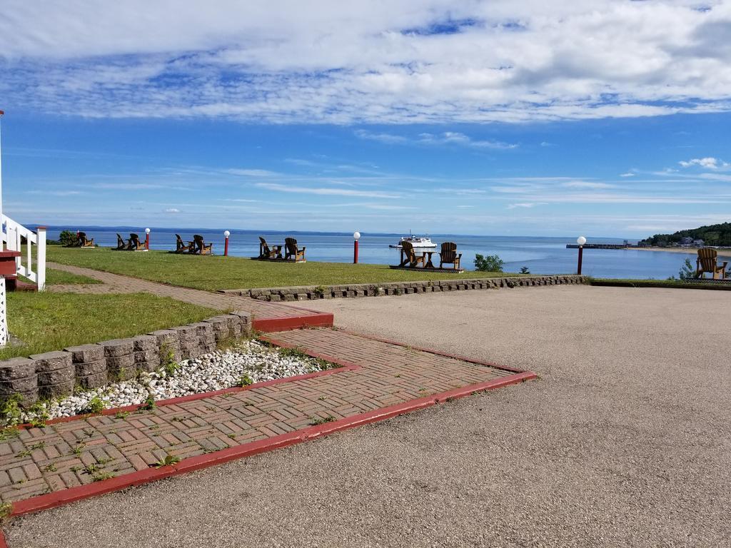 Motel Et Chalets Bo-Fleuve Evangeline Saint-Siméon Kültér fotó