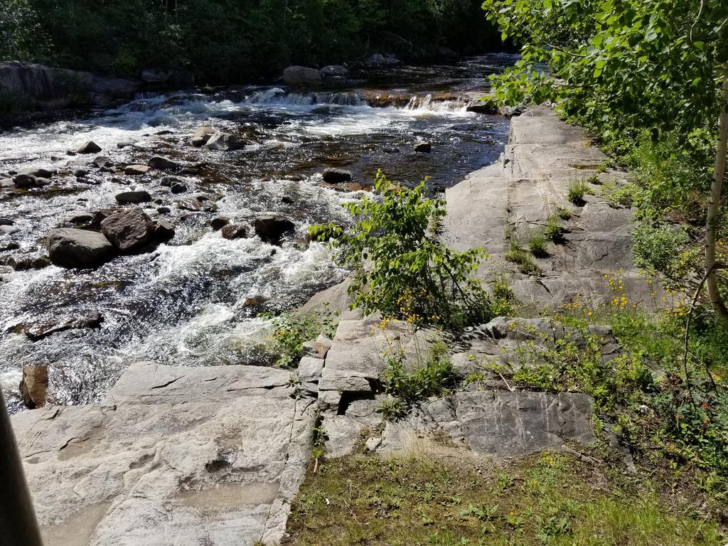 Motel Et Chalets Bo-Fleuve Evangeline Saint-Siméon Kültér fotó
